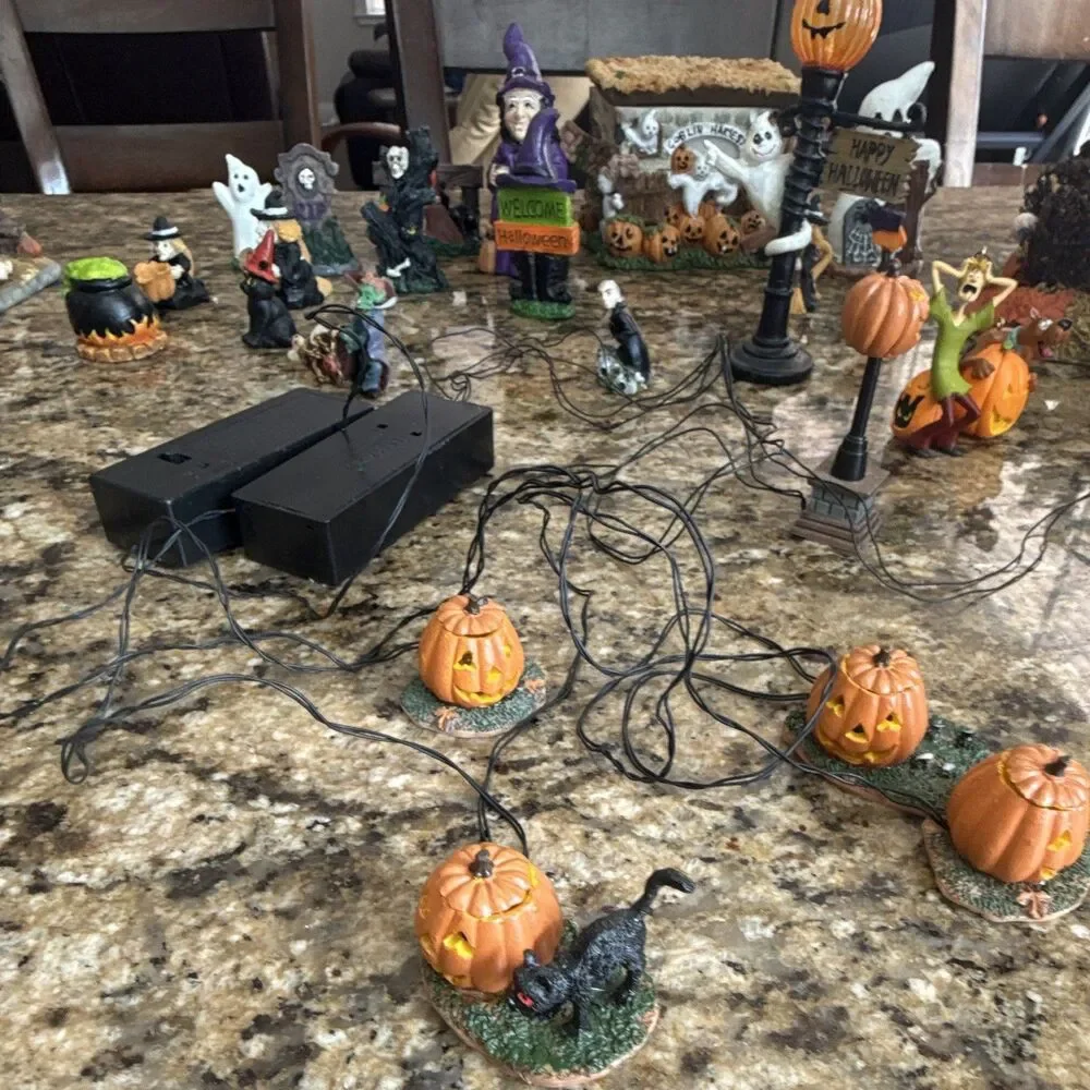 Lot Halloween Mini Figurine Set w/ Lighted Pumpkin, Witch, Ghost, Vampire.
